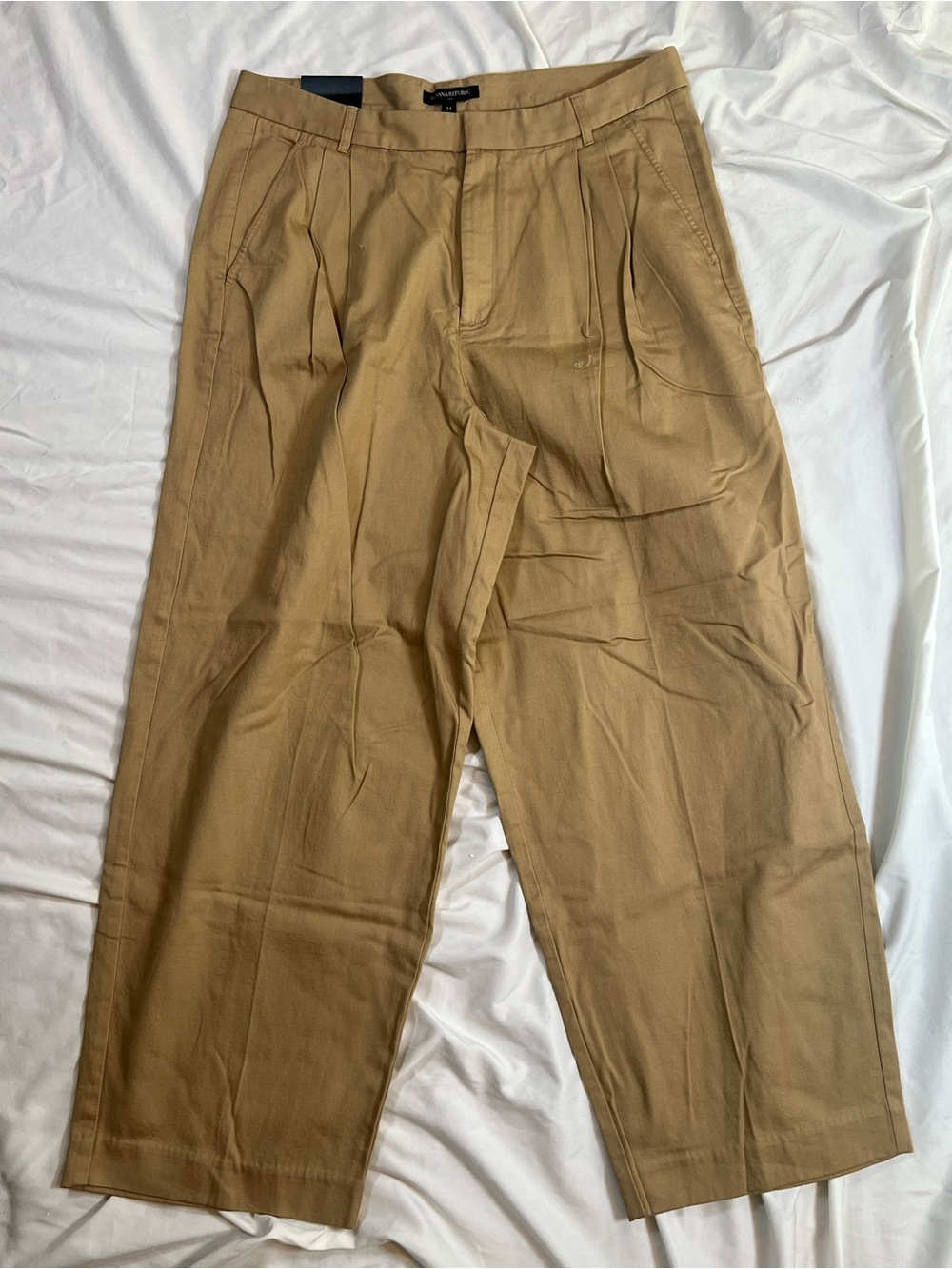 NWOT Banana Republic Womens Pleated Chinos in Khaki